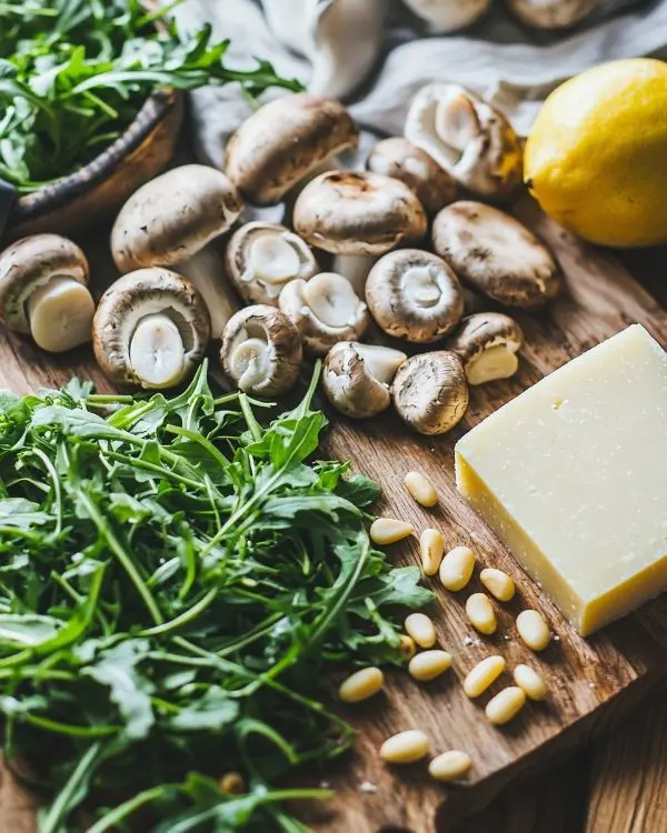 Les ingrédients pour Carpaccio de Champignons de Paris aux copeaux de parmesan et pesto de roquette