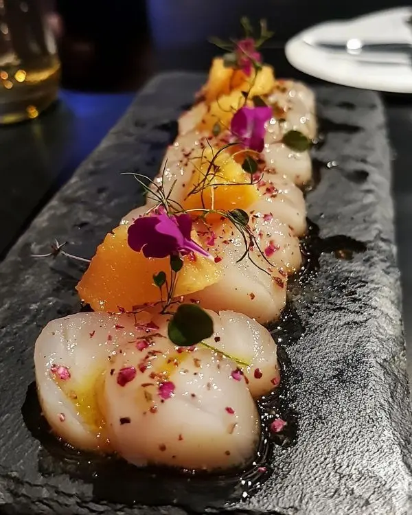 Recette Carpaccio de Saint-Jacques, Vinaigrette à la Verveine, Pêche Blanche & Poivre Rose