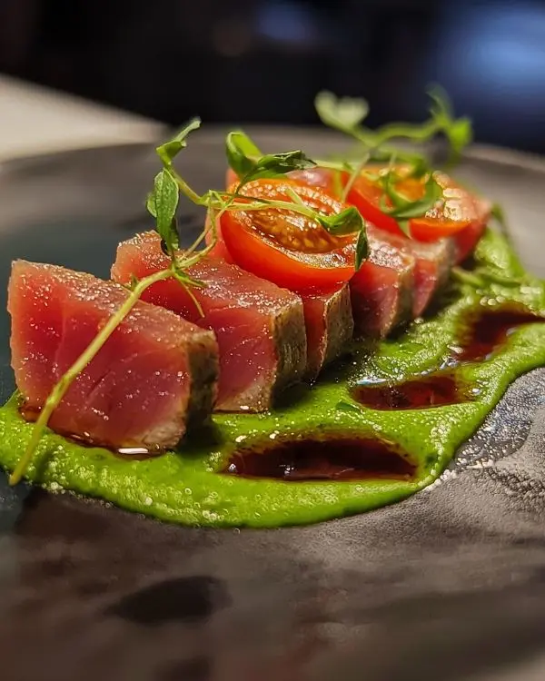 Tataki de Thon Rouge sur Gaspacho 4 Tataki de Thon Rouge sur Gaspacho de Tomates Vertes, Vinaigrette Vierge à la Coriandre