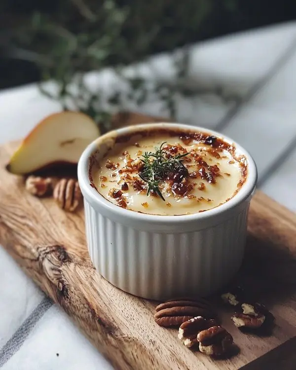 Crème Brûlée Salée au Gorgonzola avec Poire Rôtie
