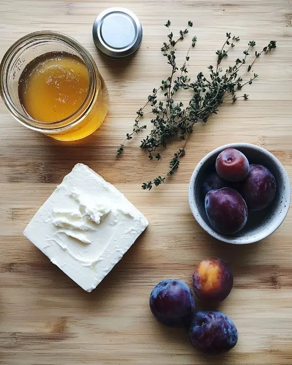 Feta Fouettée au Za'atar et Prunes Dorées 3 Ingrédients pour Feta Fouettée au Za'atar