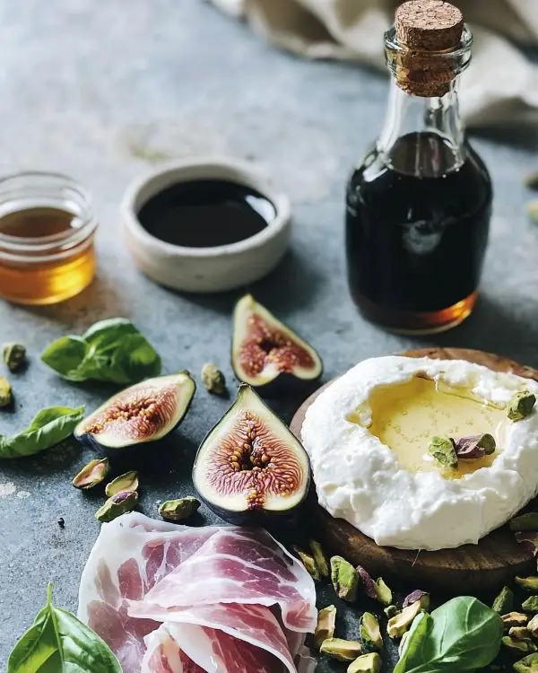 Les ingrédients pour Burrata sur Figues Rôties au Balsamique avec jambon de Parme
