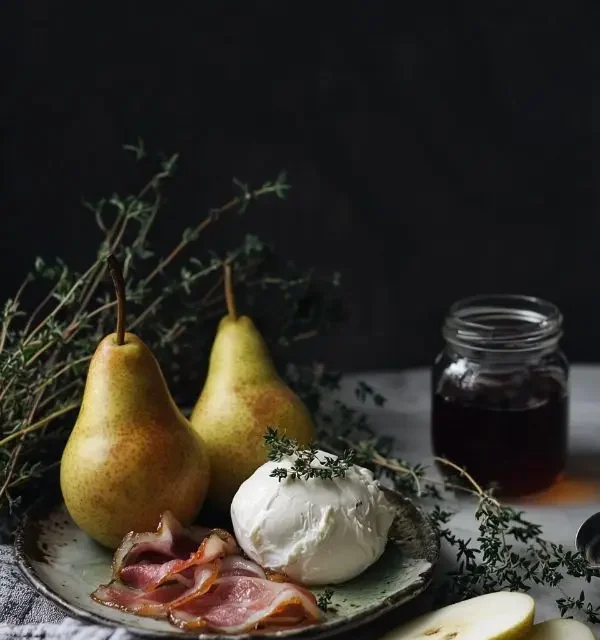 Les ingrédients pour Burrata sur Poires Rôties au Thym, Pancetta Grillée & Sirop d'Érable