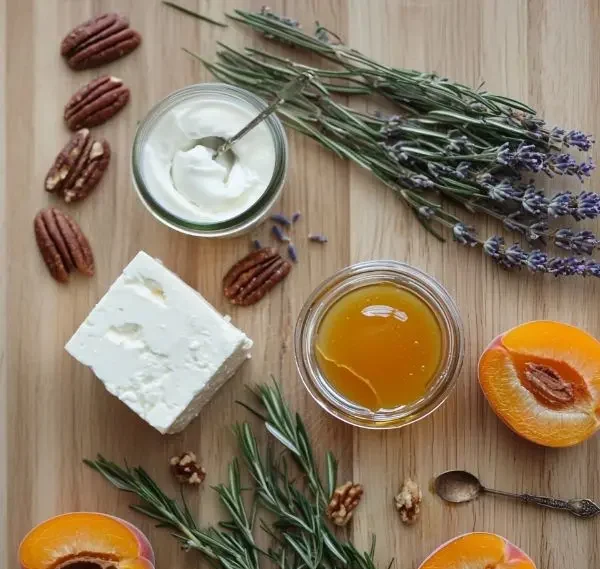 Feta Fouettée au Miel de Lavande Abricots Rôtis 3 Les ingrédients pour Feta Fouettée au Miel de Lavande, Abricots Rôtis au Romarin