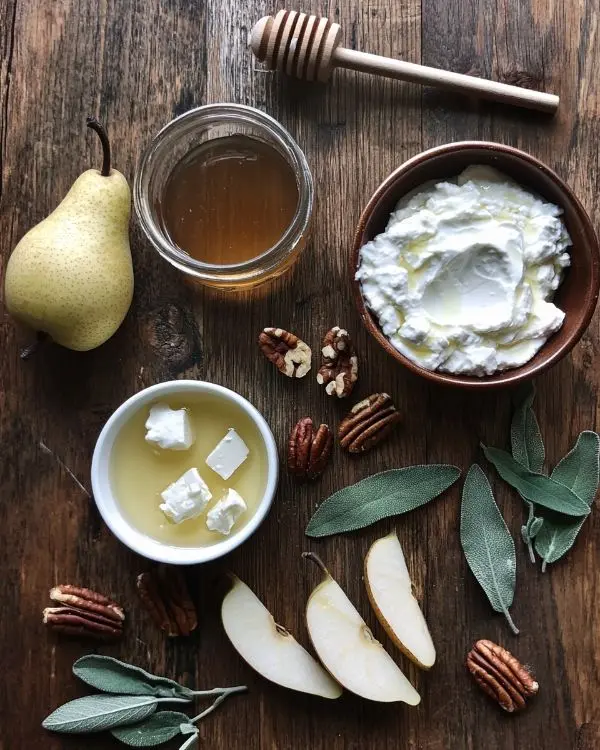 Feta Fouettée au Miel, Poires Rôties Envoûtantes 3 Les ingrédients pour Feta Fouettée au Miel