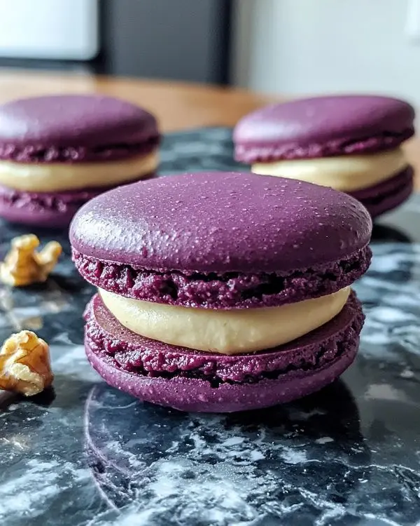 Macarons salés de betterave, ganache au chèvre frais & noix