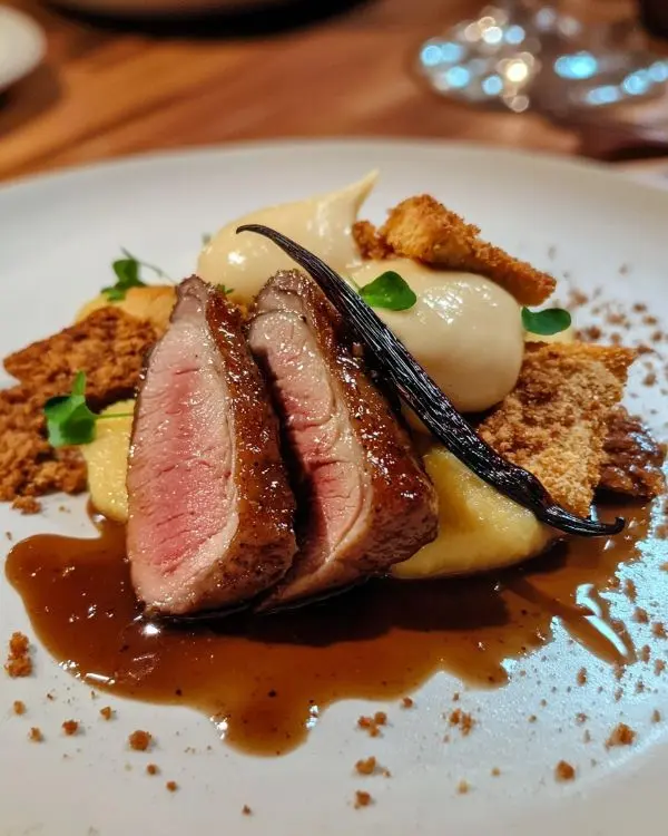 Tataki de Canard Laqué au Miel d'Épices Sublime 4 Tataki de Canard Laqué au Miel d'Épices avec purée de panais vanillée