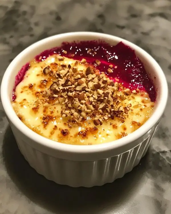 Crème Brûlée Salée au Chèvre Confit de Betterave et Éclats de Noisettes