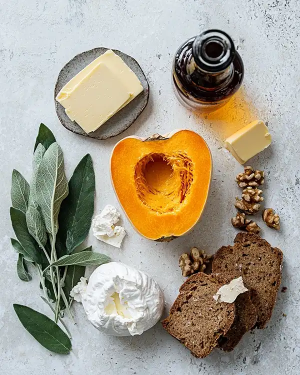 Burrata sur Courge Butternut Rôtie 3 Les ingrédients pour Burrata sur Courge Butternut Rôtie, la Sauge, Sirop d’Érable, Crumble de Pain d’Épices Salé
