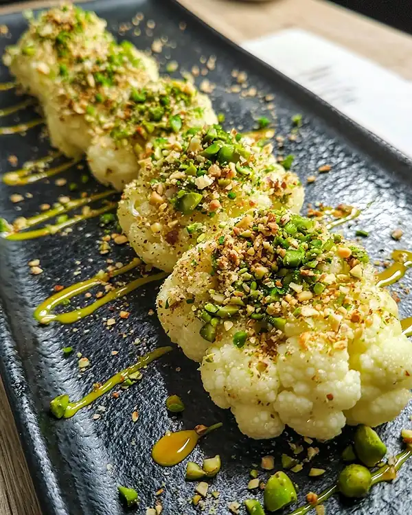 Tataki de Chou-Fleur croustillant, crème de petit pois au wasabi
