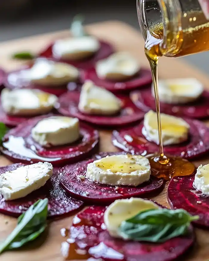 Préparation du la Carpaccio de Betterave Chioggia et Feta Fouettée & Hot Honey