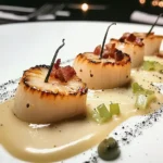 Ravioles Ouvertes de Saint-Jacques & Fondue de Poireaux à la Vanille, Émulsion de Lard Fumé