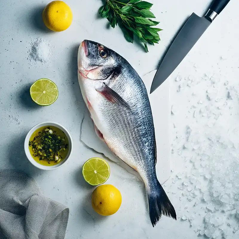 Poisson frais, agrumes, herbes et ingrédients de marinade préparés pour un ceviche