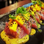 Tataki de Thon Rouge crème d'avocat au yuzu et vierge mangue-passion