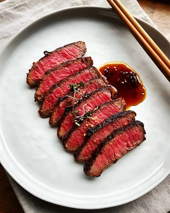 Recettes Tatakis et Viandes Mi-cuites 5 Tataki de boeuf tranché en lamelles fines, coeur rosé et croûte dorée, sauce soja-gingembre