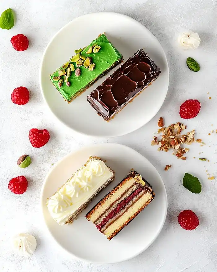 Trois entremets français en portions entremets pistache framboise, opéra café chocolat et paris-brest praliné